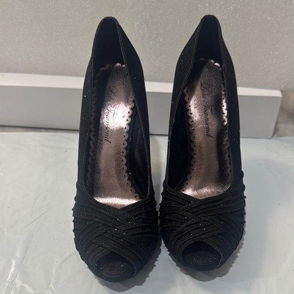 Elegant Black Textured Peep-Toe Heels - Picture 7 of 7